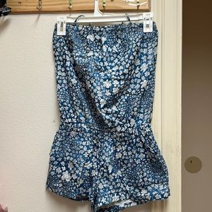 Short jump suit; Baby Blue with White, stretch on the chest and waist.